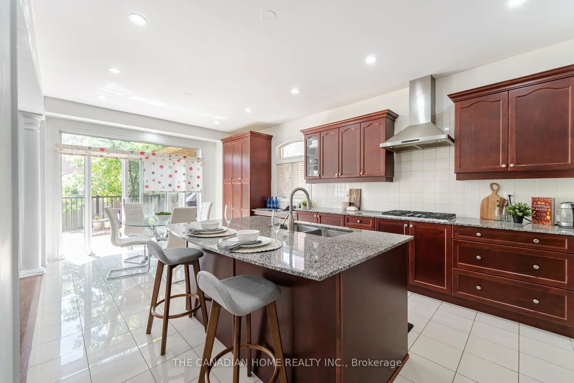 Photo 15 of 112 Muret Crescent, Vaughan, Patterson — HOMEH