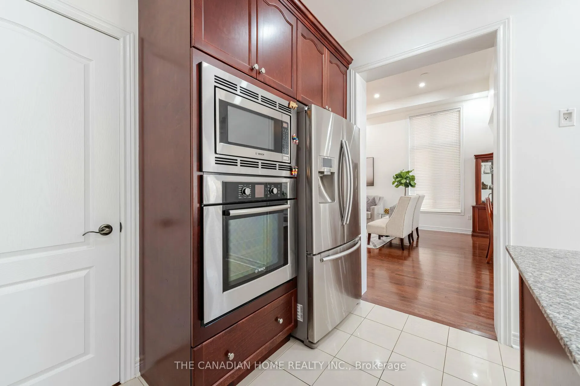 Photo 18 of 112 Muret Crescent, Vaughan, Patterson — HOMEH