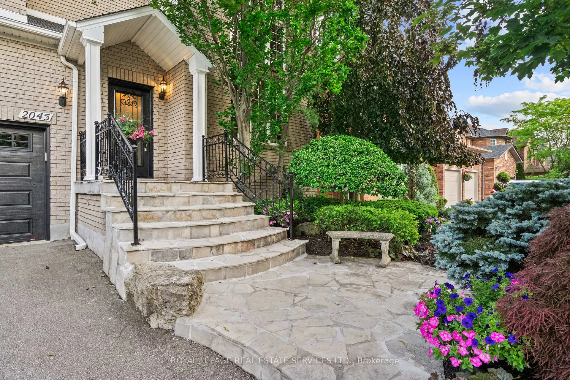 Photo 2 of 2045 Rosemount Crescent, Oakville, Westmount — HOMEH