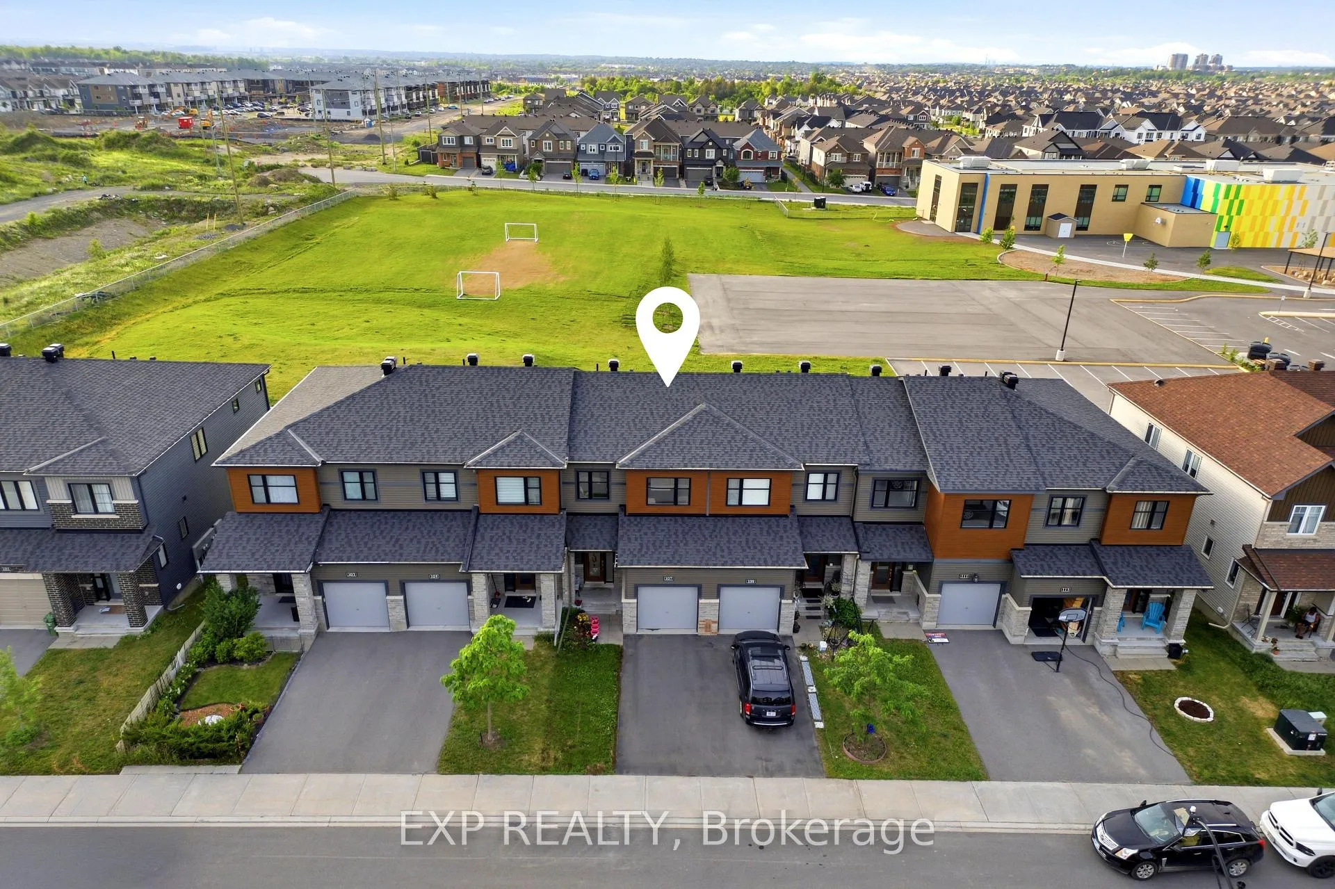 Photo 2 of 107 Teelin Circle, Ottawa, Barrhaven - Half Moon Bay — HOMEH