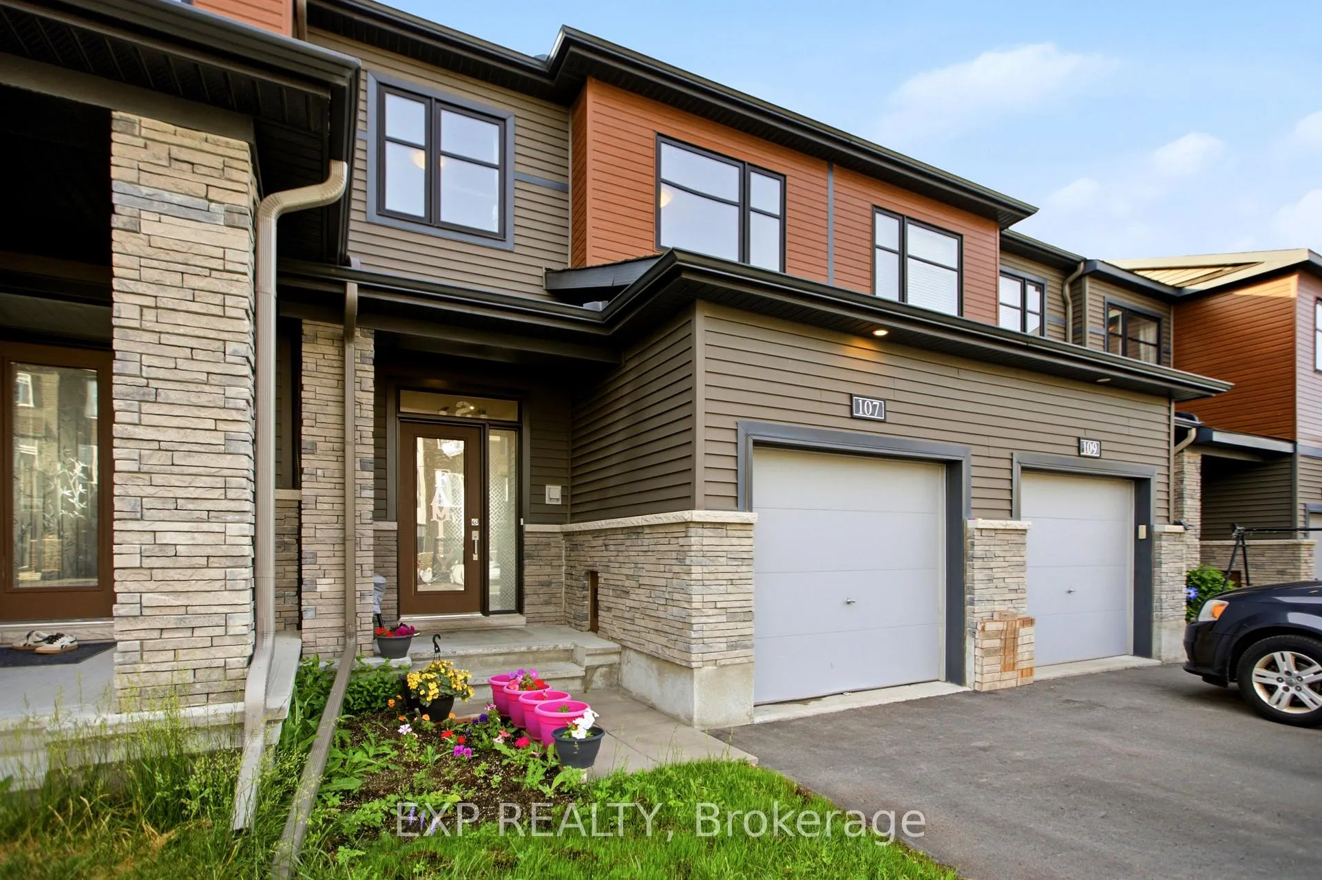 Photo 3 of 107 Teelin Circle, Ottawa, Barrhaven - Half Moon Bay — HOMEH