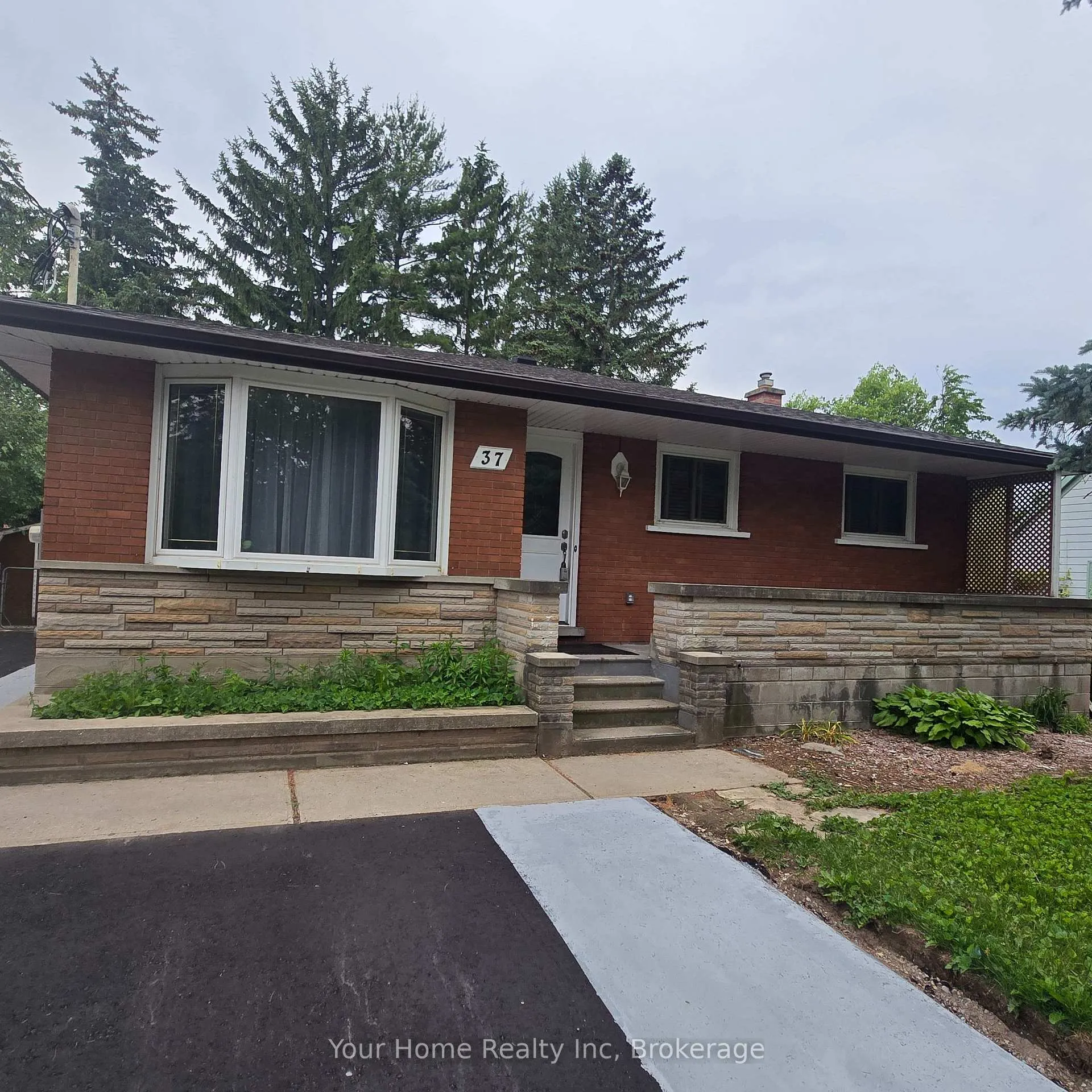 Photo 2 of Unit Main Floor, 37 Rutherford Drive E, Kitchener — HOMEH