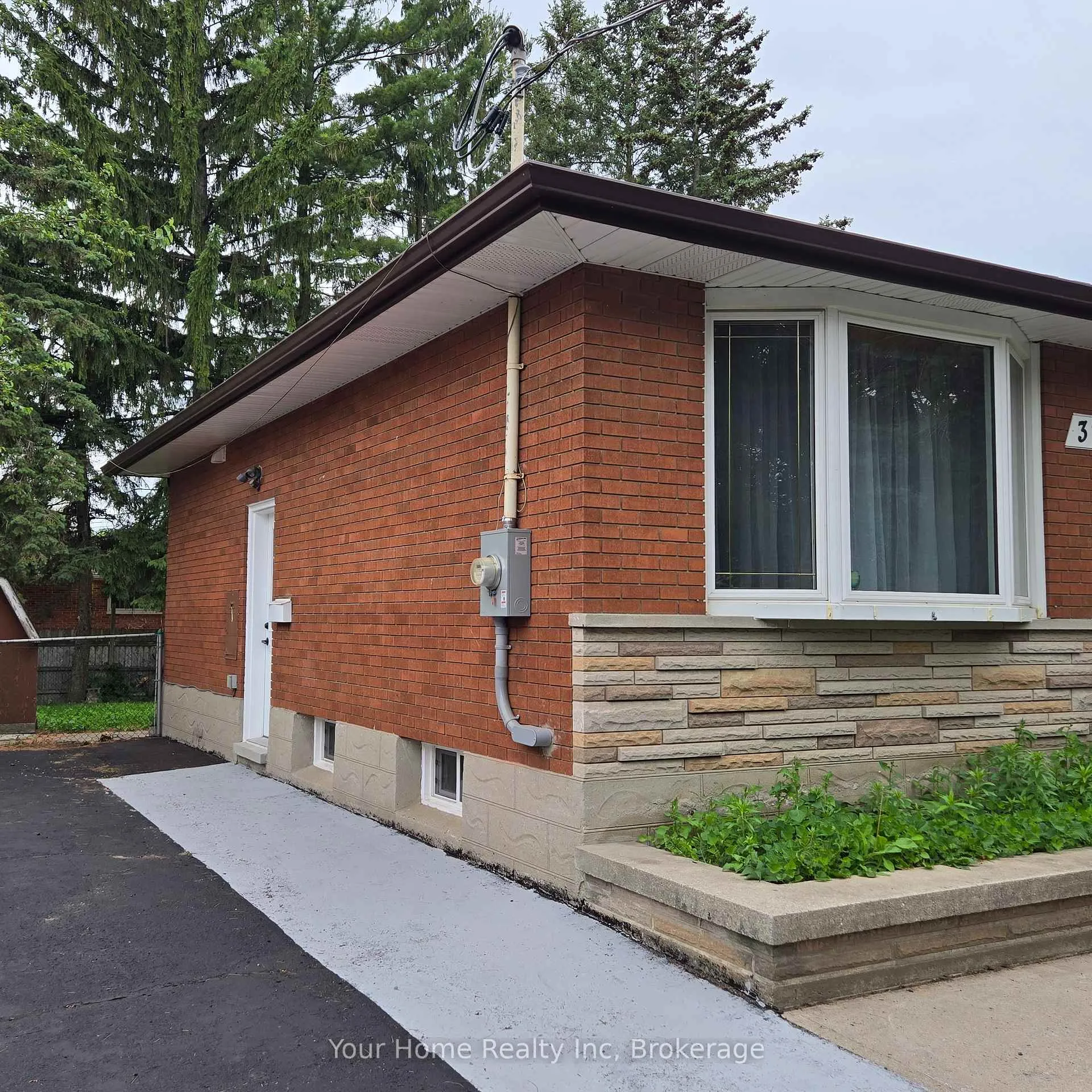 Photo 3 of Unit Main Floor, 37 Rutherford Drive E, Kitchener — HOMEH
