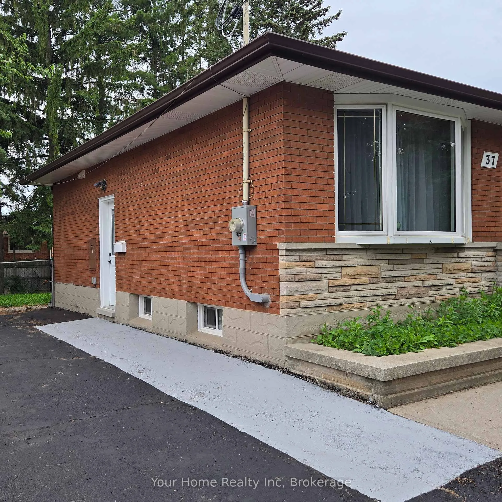 Photo 2 of Unit Basement, 37 Rutherford Drive E, Kitchener, Stanley Park — HOMEH