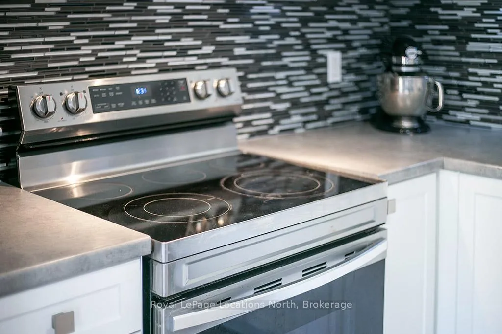 Photo 8 of 38 Plewes Drive, Collingwood — HOMEH