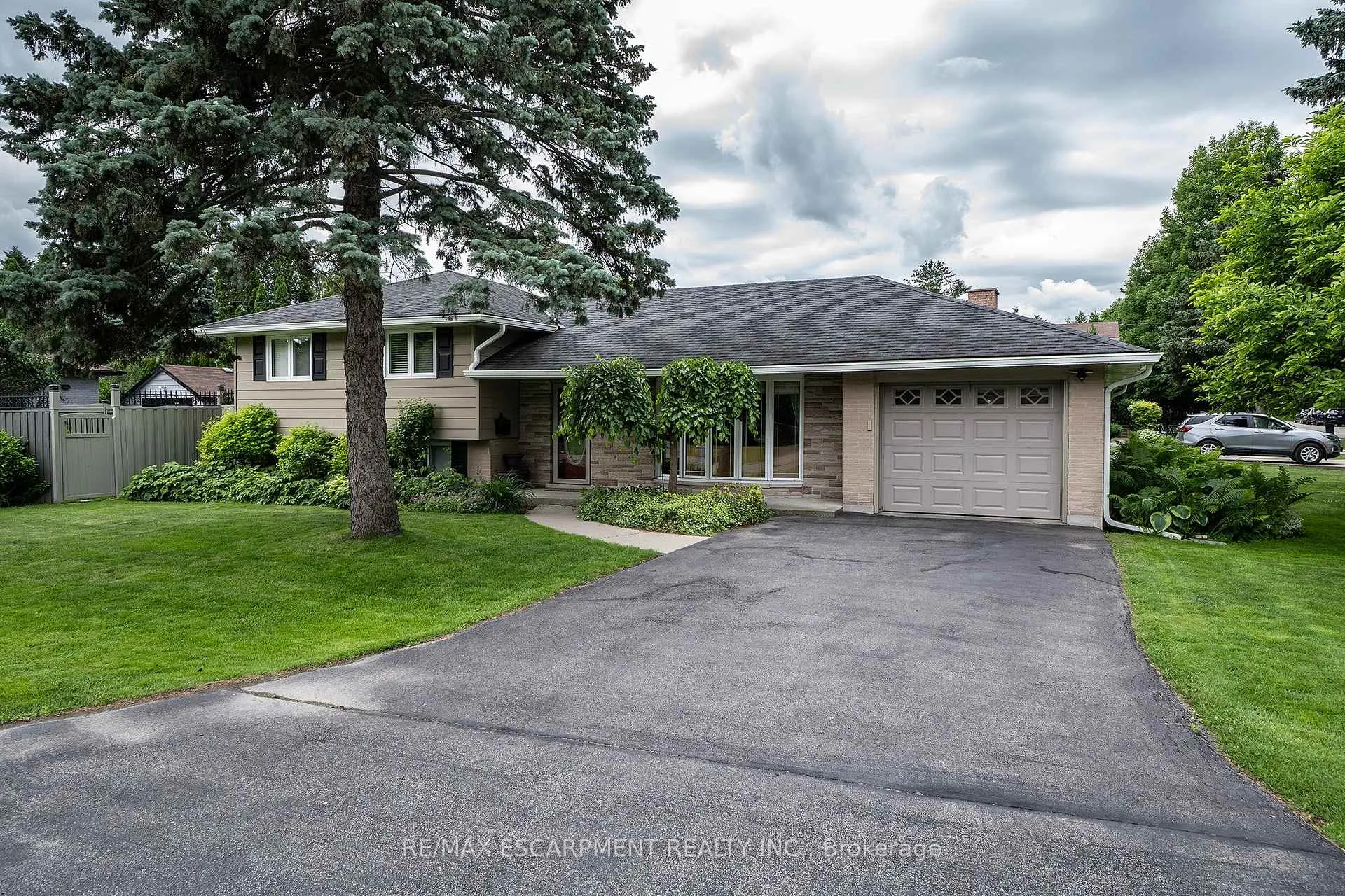 Photo 2 of 170 Seminole Road, Hamilton, Ancaster — HOMEH