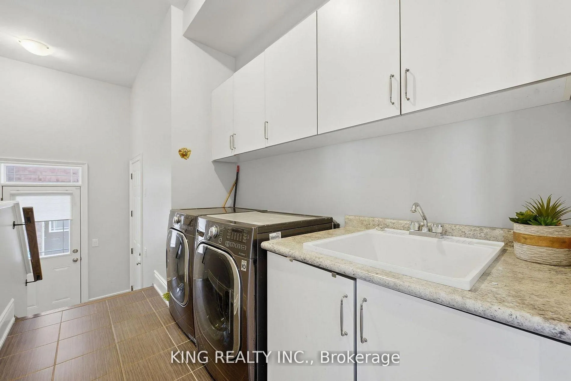 Photo 18 of 76 Chesney Crescent, Vaughan, Kleinburg — HOMEH