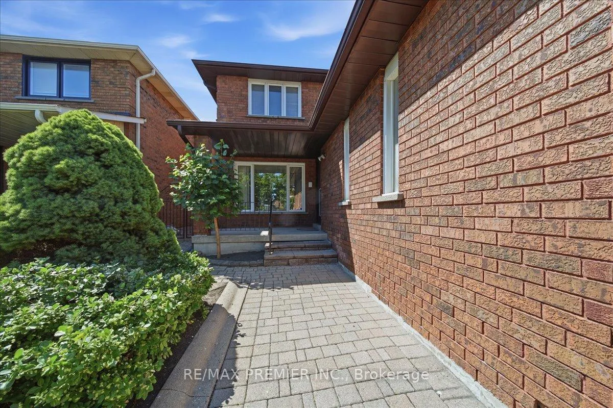 Photo 3 of 130 Jackman Crescent, Vaughan, West Woodbridge — HOMEH