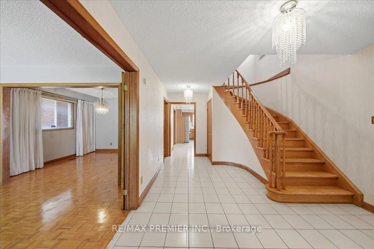 Photo 4 of 130 Jackman Crescent, Vaughan, West Woodbridge — HOMEH