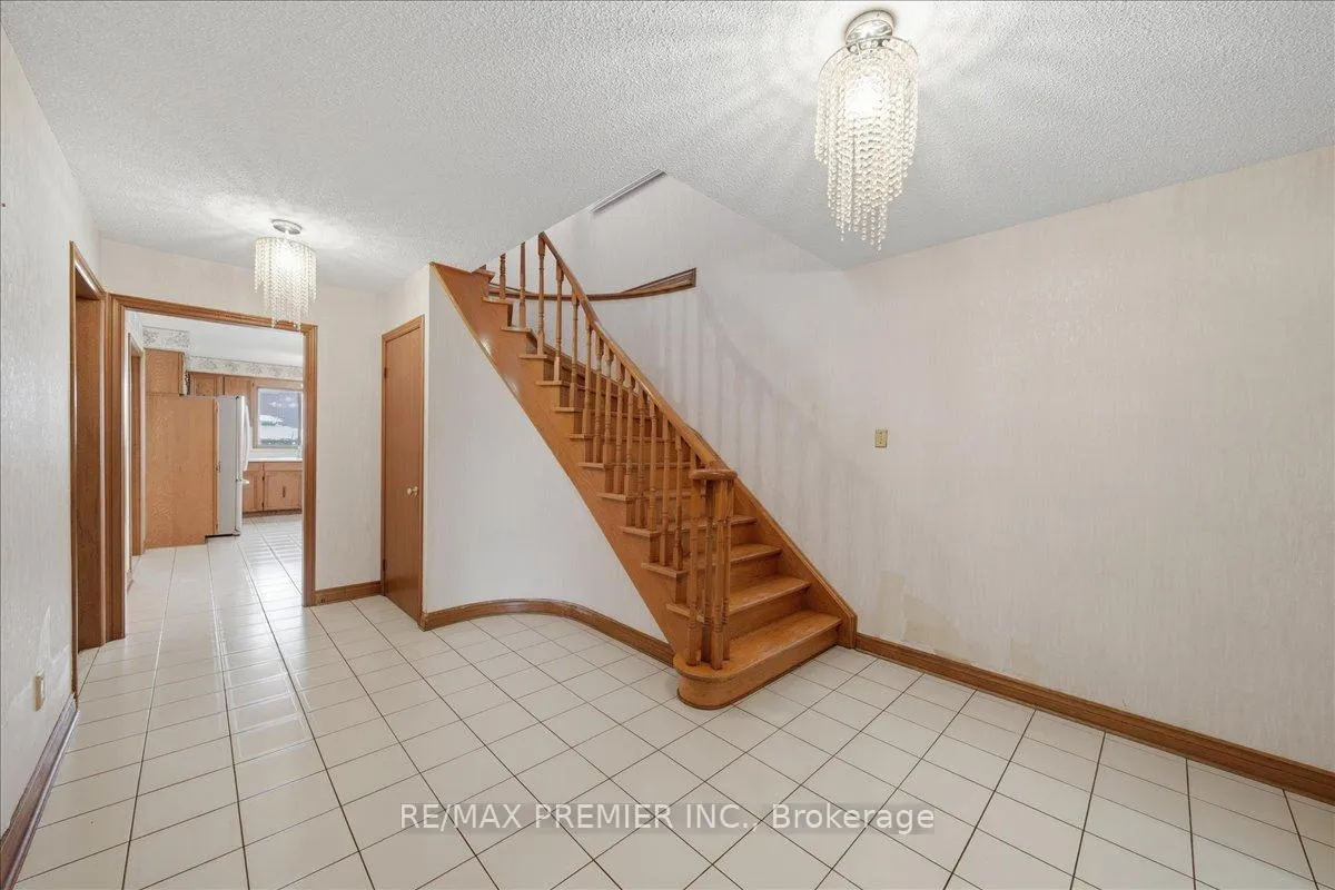 Photo 5 of 130 Jackman Crescent, Vaughan, West Woodbridge — HOMEH
