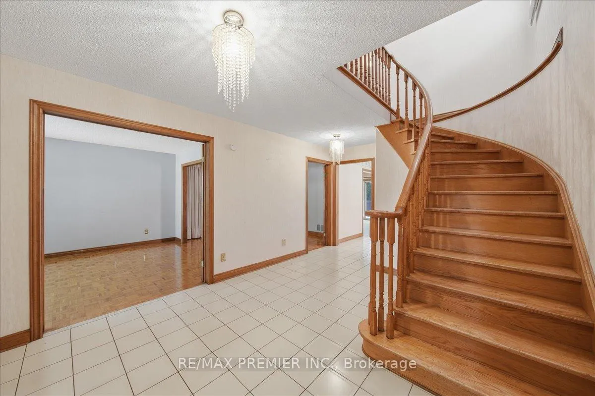 Photo 6 of 130 Jackman Crescent, Vaughan, West Woodbridge — HOMEH