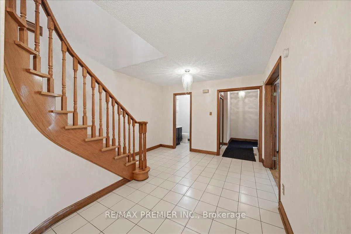 Photo 7 of 130 Jackman Crescent, Vaughan, West Woodbridge — HOMEH