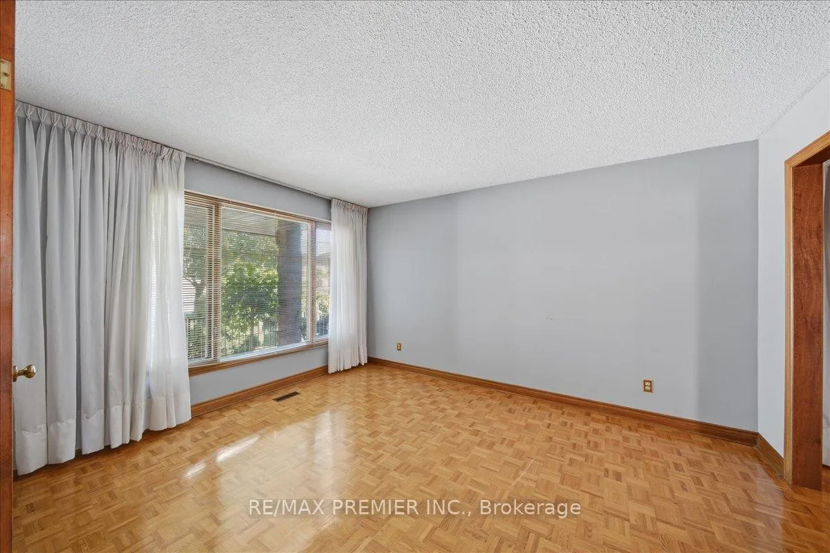 Photo 8 of 130 Jackman Crescent, Vaughan, West Woodbridge — HOMEH