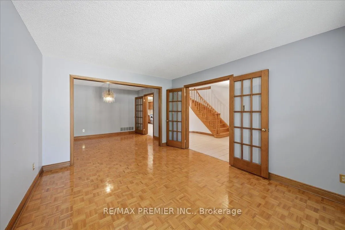 Photo 9 of 130 Jackman Crescent, Vaughan, West Woodbridge — HOMEH