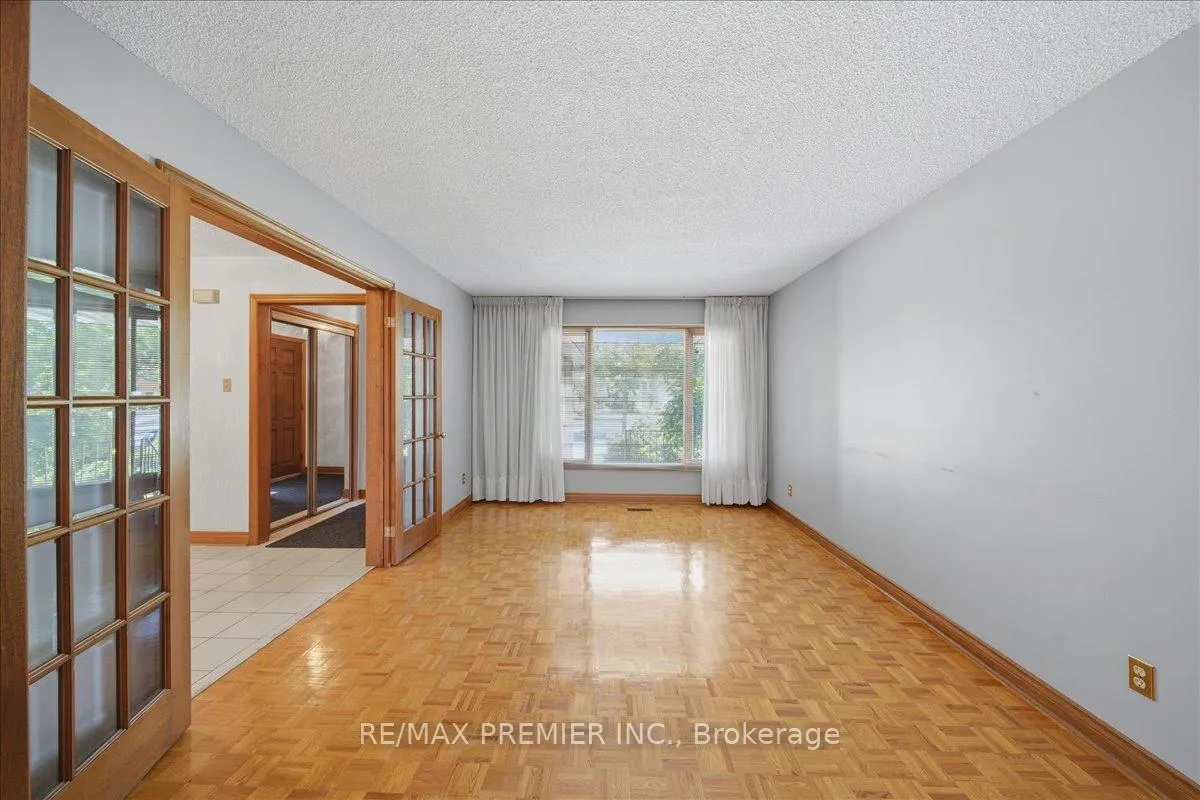 Photo 12 of 130 Jackman Crescent, Vaughan, West Woodbridge — HOMEH