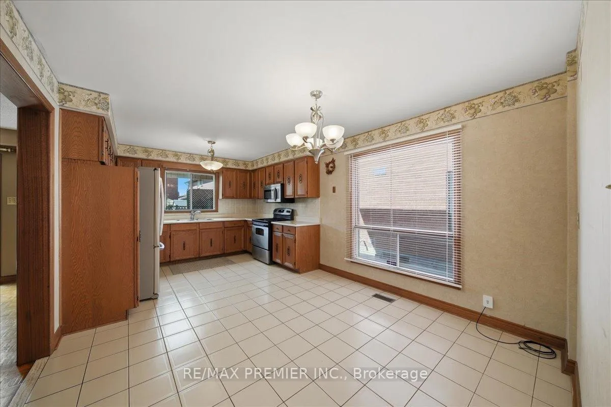 Photo 14 of 130 Jackman Crescent, Vaughan, West Woodbridge — HOMEH