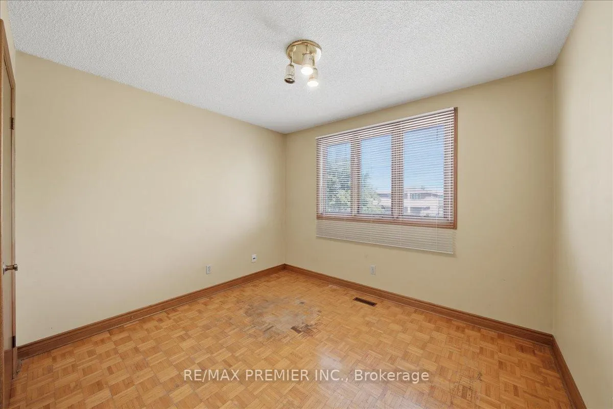 Photo 21 of 130 Jackman Crescent, Vaughan, West Woodbridge — HOMEH