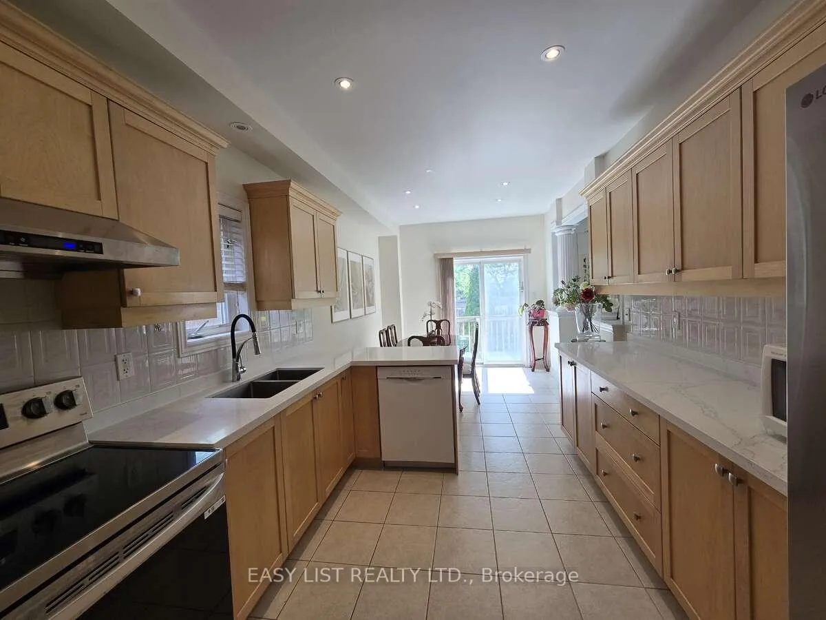 Photo 11 of 171 Stonebriar Drive, Vaughan, Maple — HOMEH
