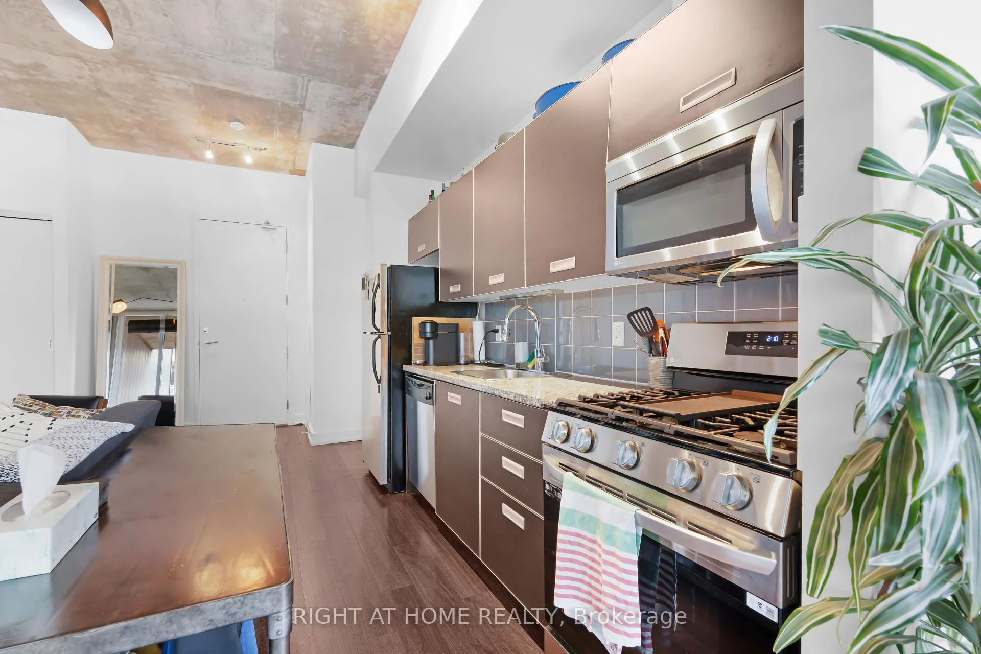 Photo 6 of Unit 610, 60 Bathurst Street, Toronto, Niagara — HOMEH