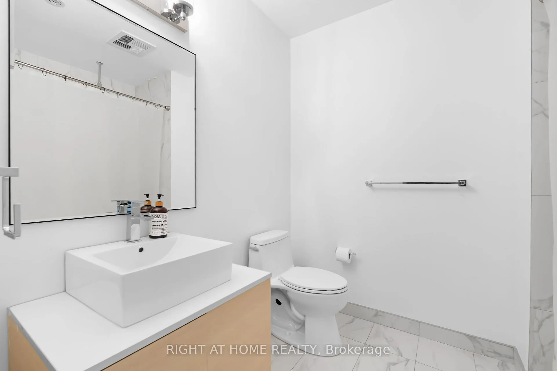 Photo 9 of Unit 610, 60 Bathurst Street, Toronto, Niagara — HOMEH