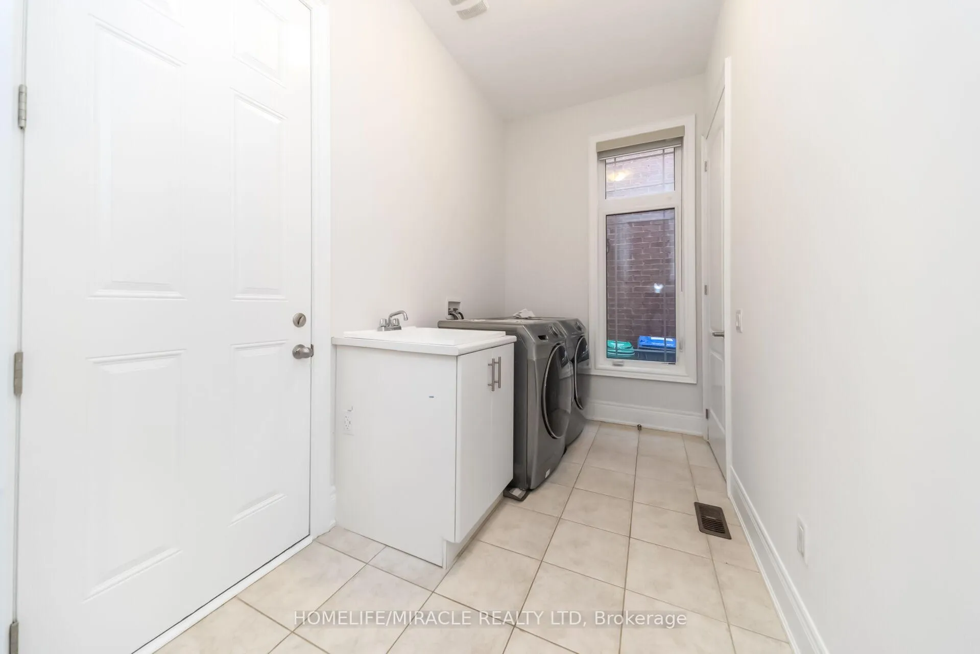 Photo 39 of 16 Lyle Way, Brampton, Credit Valley — HOMEH