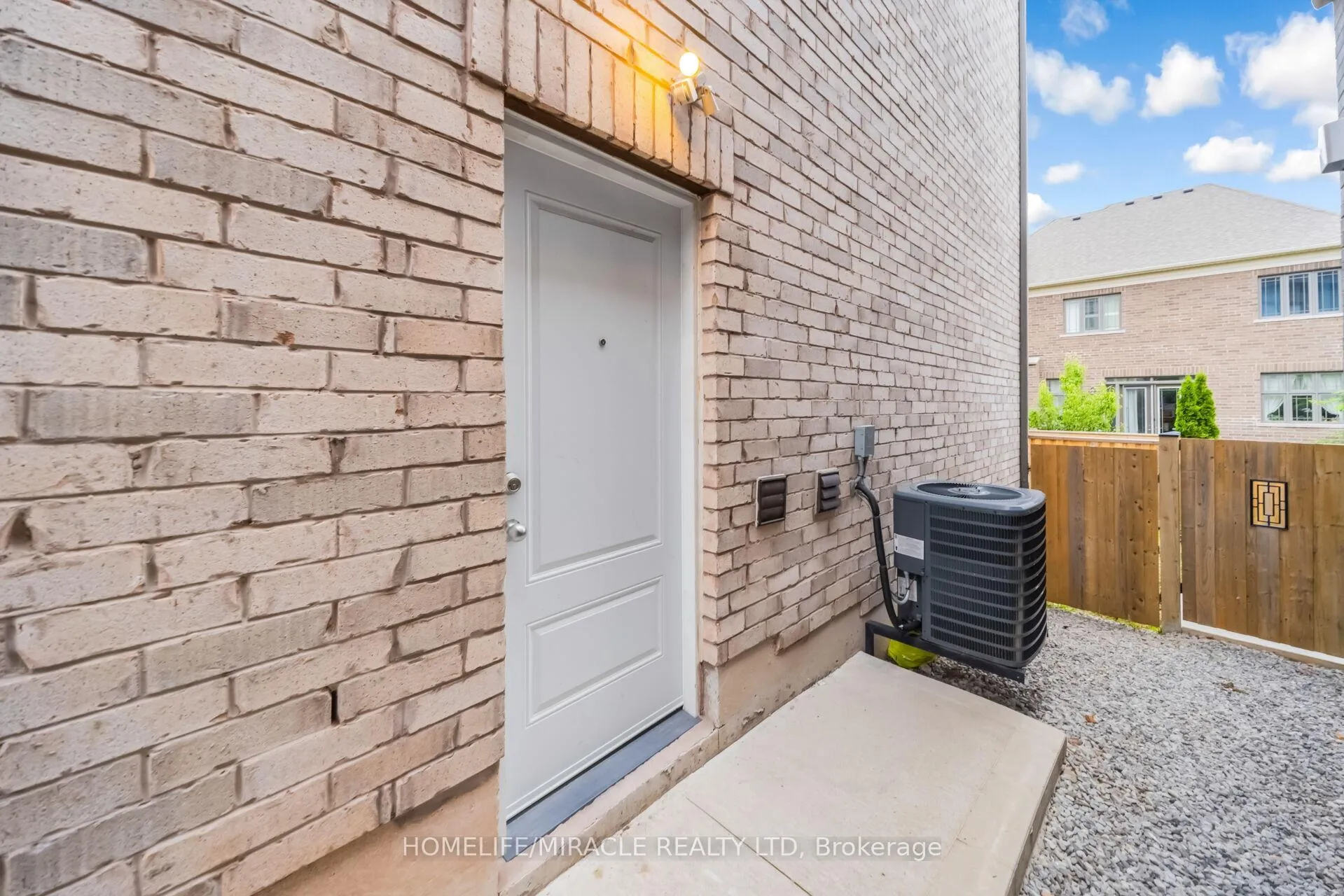 Photo 47 of 16 Lyle Way, Brampton, Credit Valley — HOMEH