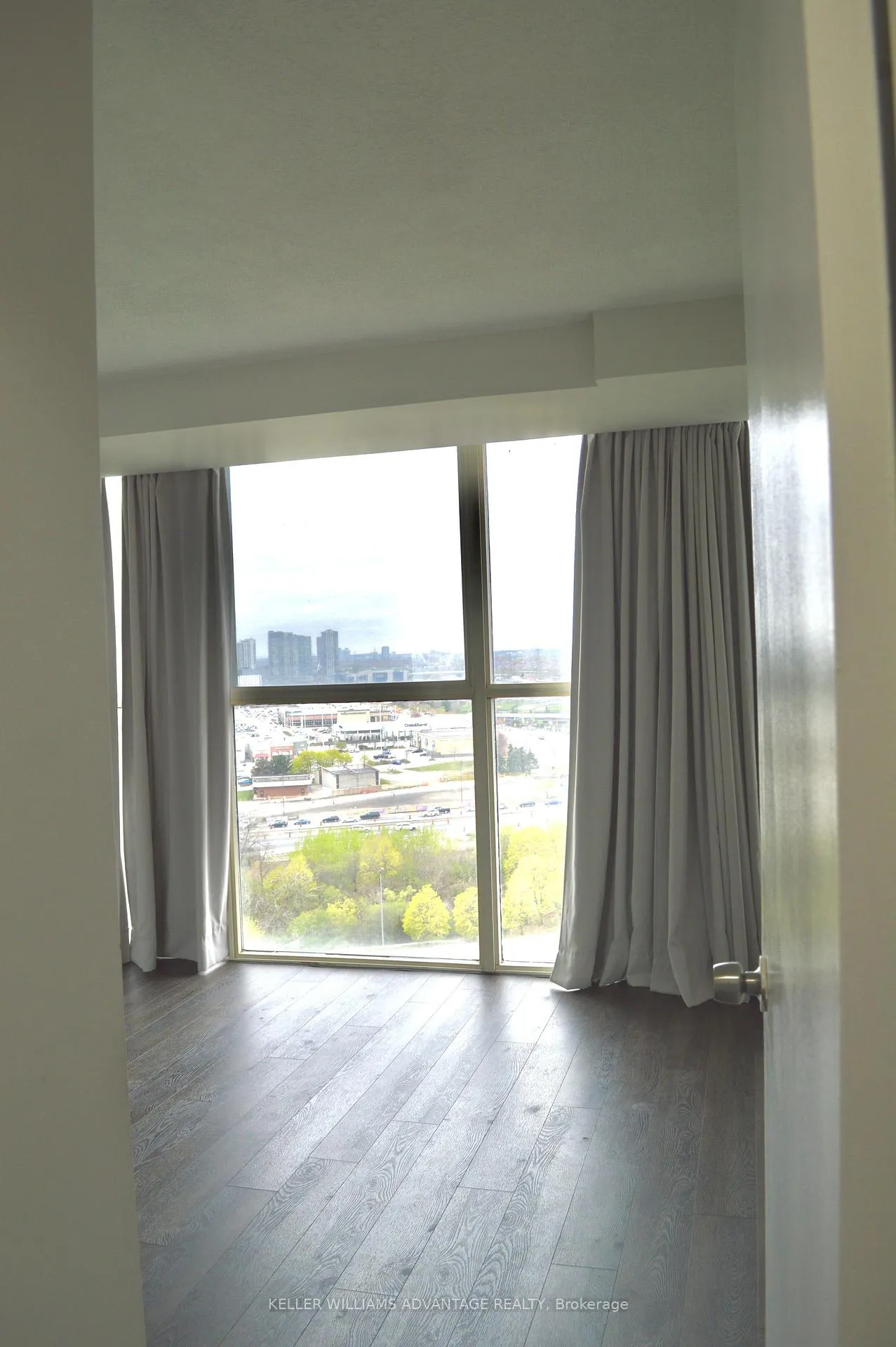 Photo 3 of Unit 1903, 4205 Shipp Drive, Mississauga, City Centre — HOMEH
