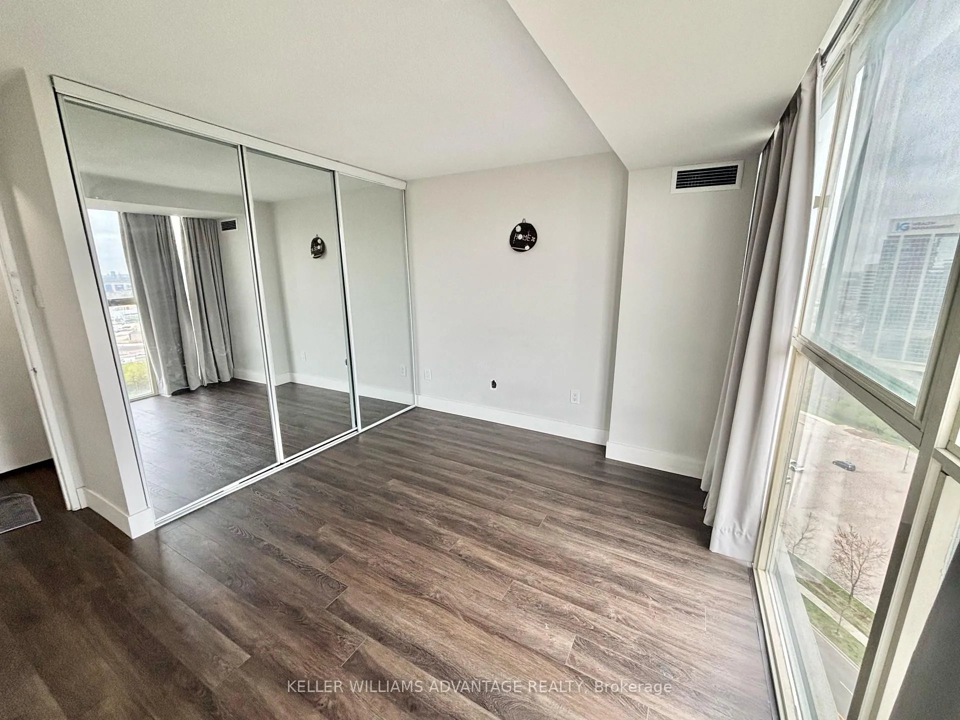Photo 8 of Unit 1903, 4205 Shipp Drive, Mississauga, City Centre — HOMEH