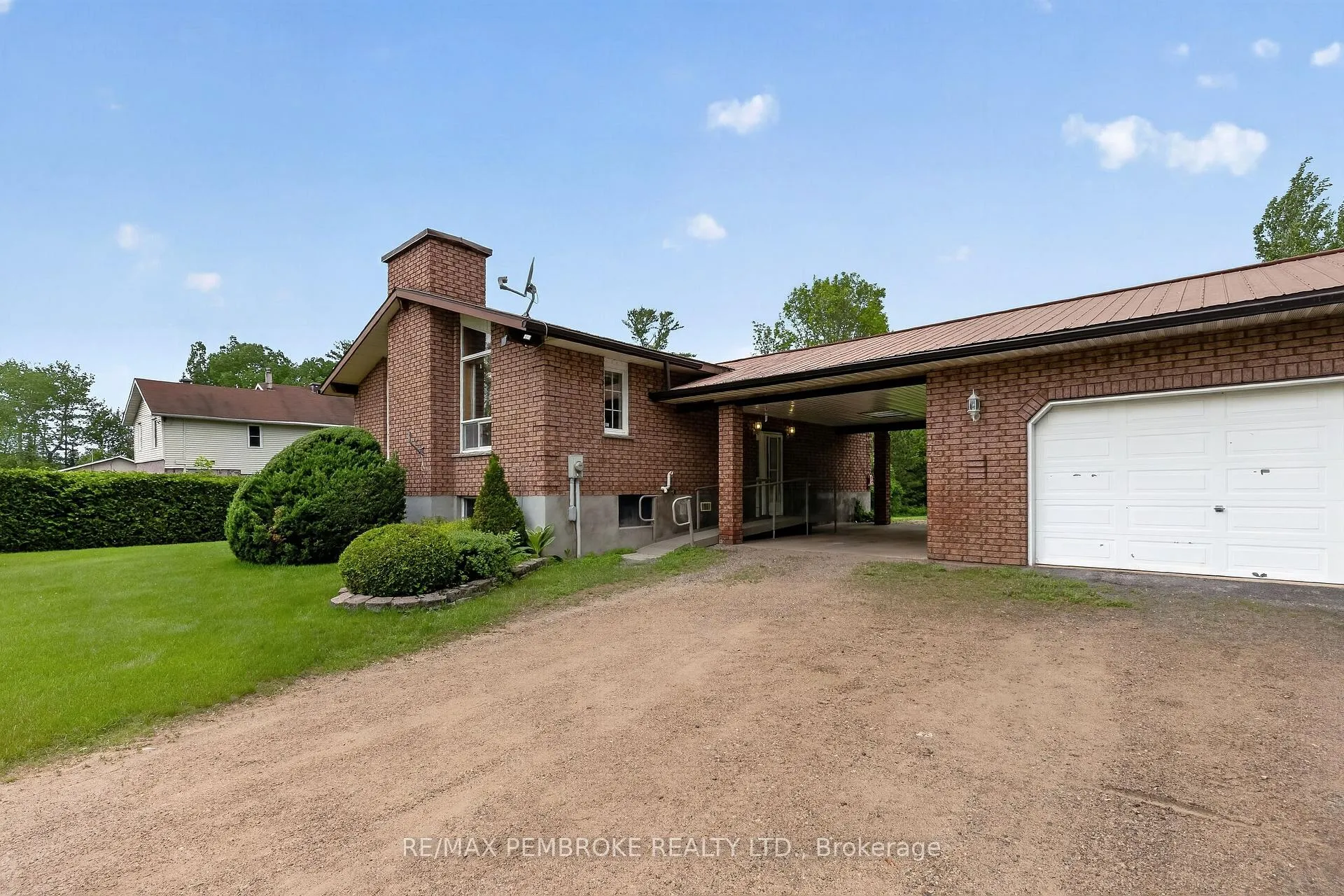 Photo 3 of 66 Sandy Beach Road, Laurentian Valley, Laurentian Valley — HOMEH
