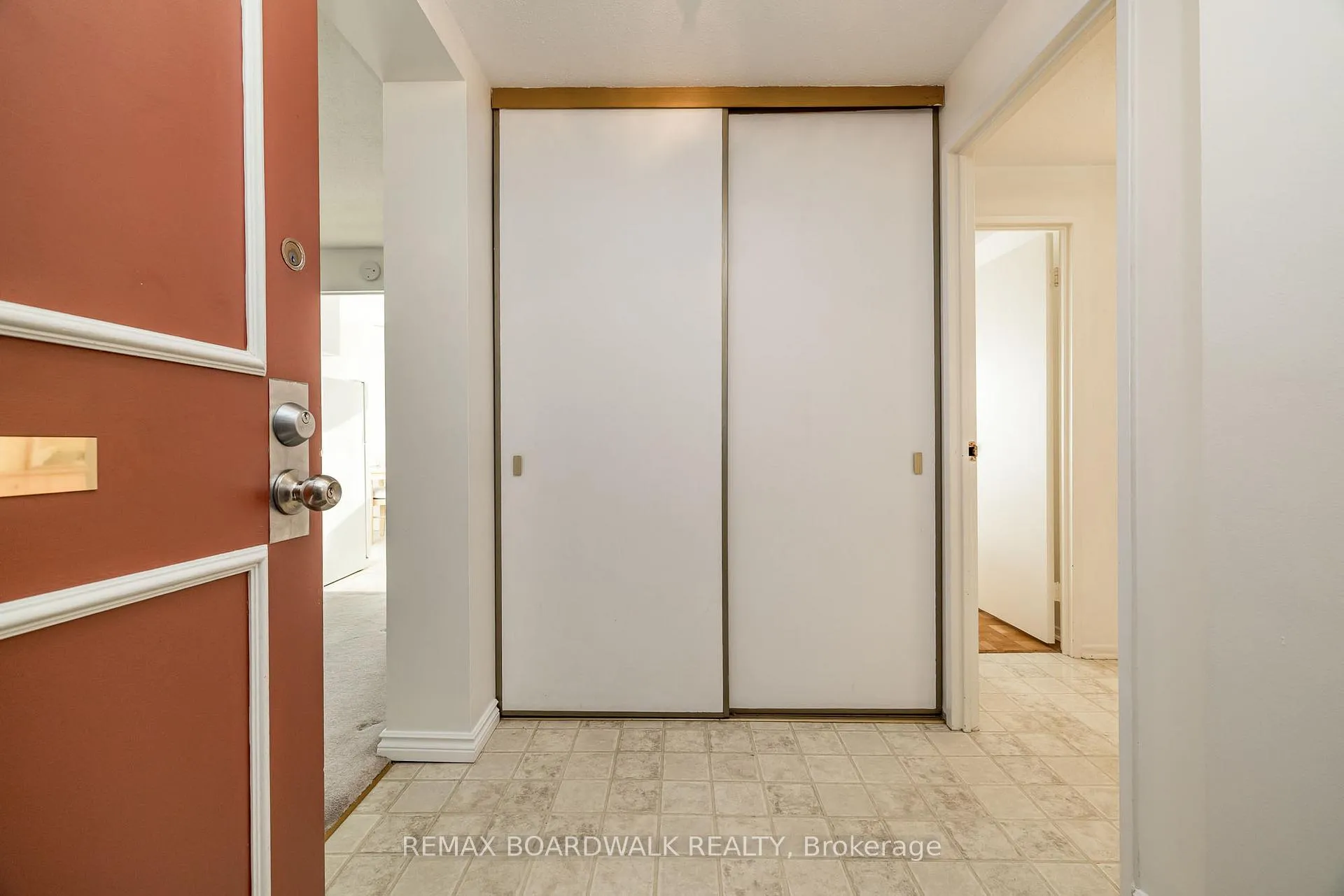 Photo 5 of Unit 204, 1356 Meadowlands Drive E, Ottawa, Borden Farm/Stewart Farm/Carleton Heights/Parkwood Hills — HOMEH