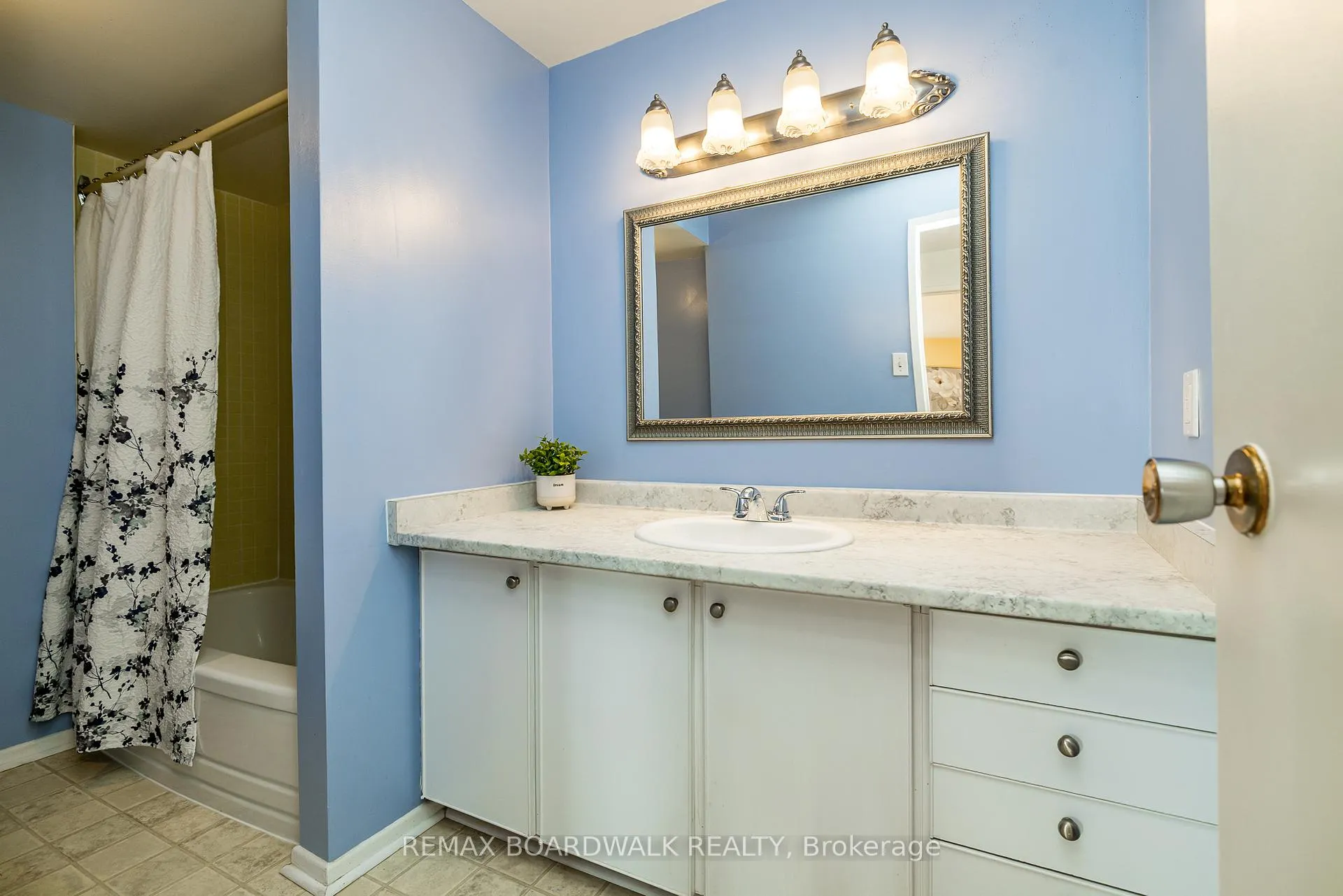 Photo 23 of Unit 204, 1356 Meadowlands Drive E, Ottawa, Borden Farm/Stewart Farm/Carleton Heights/Parkwood Hills — HOMEH