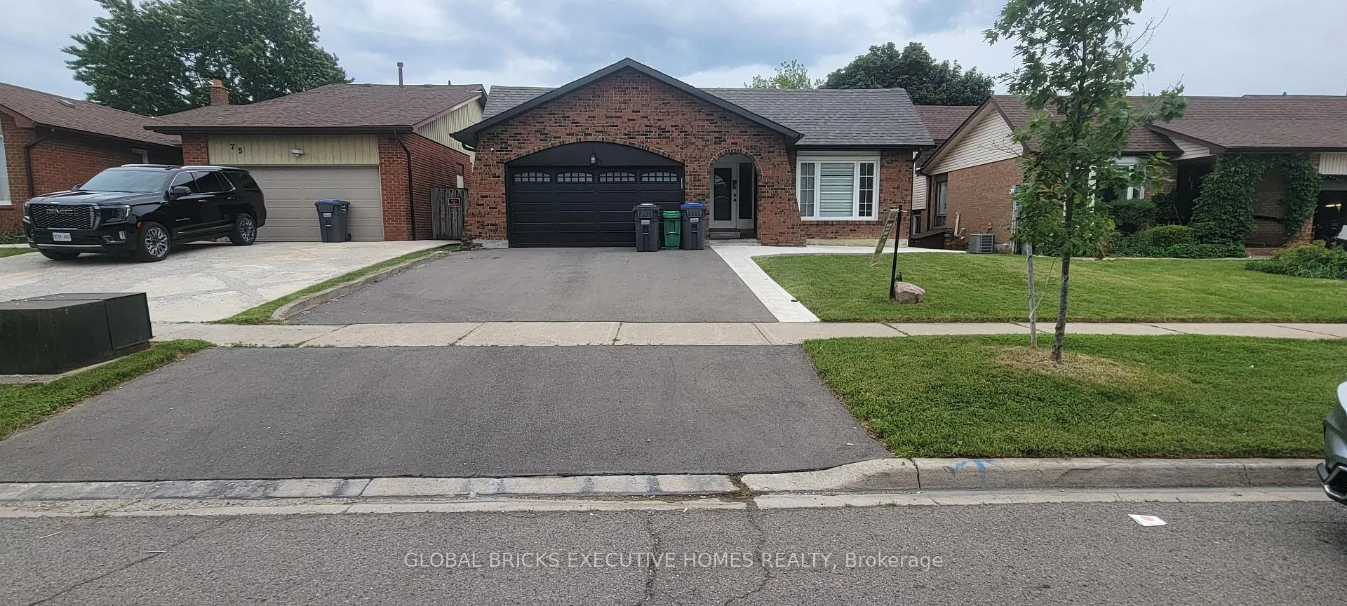 Photo 2 of 77 Blackthorn Lane, Brampton, Brampton North — HOMEH