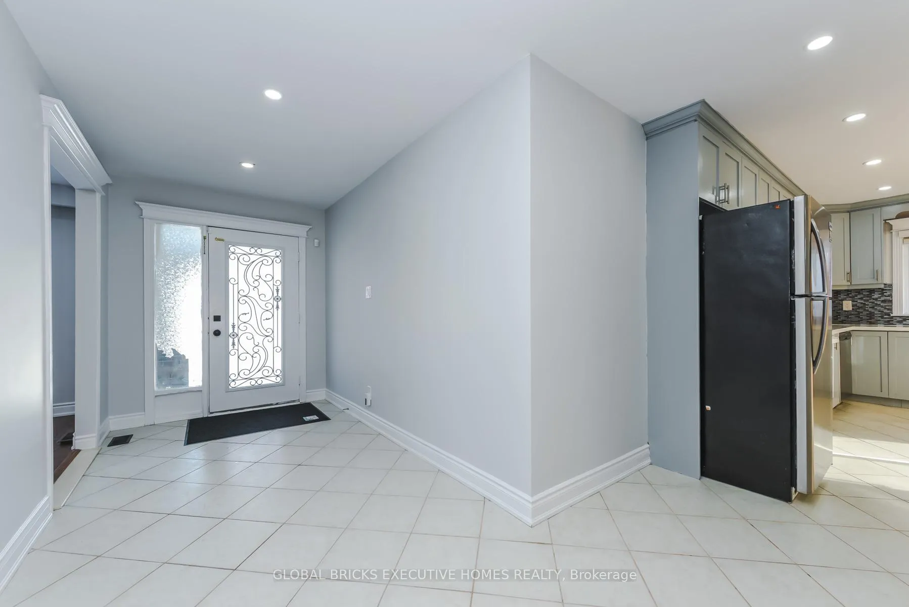 Photo 5 of 77 Blackthorn Lane, Brampton, Brampton North — HOMEH