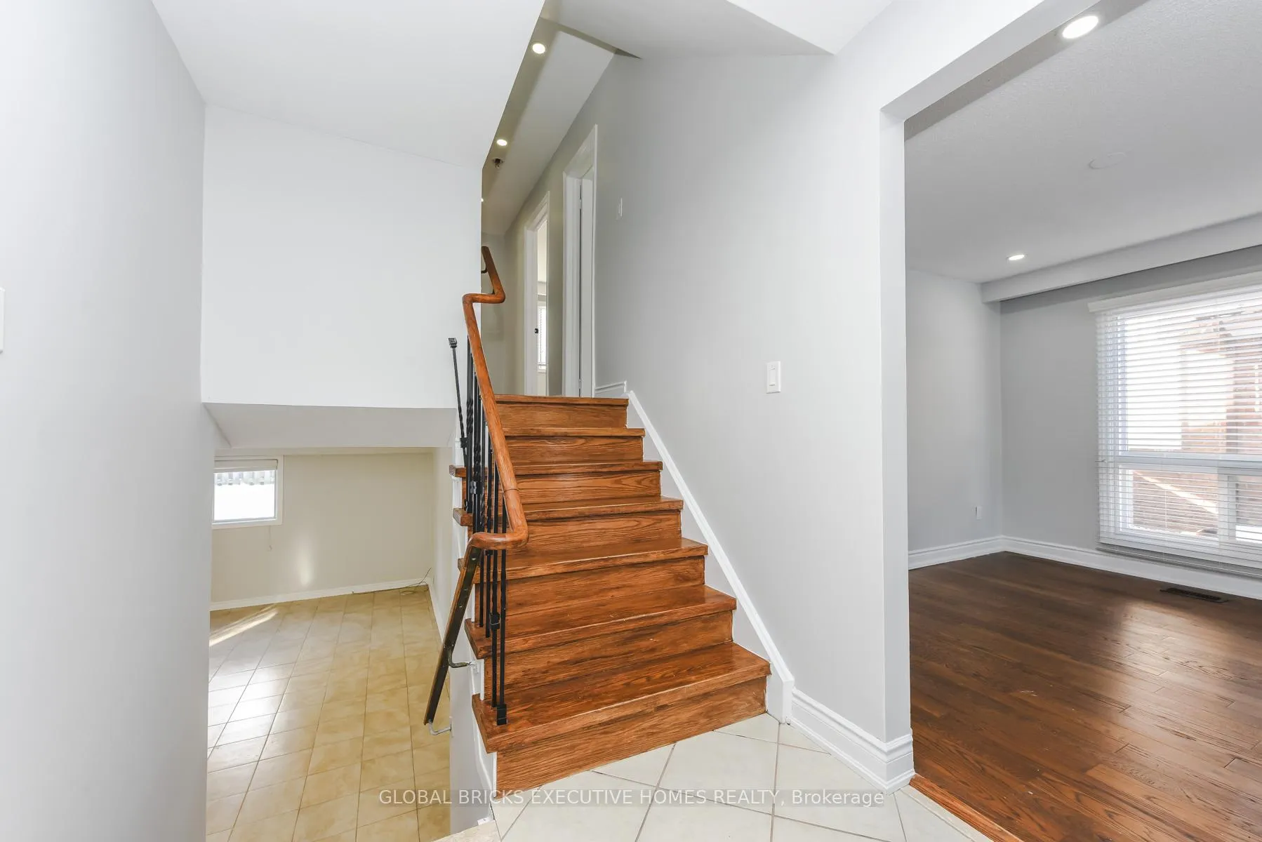 Photo 6 of 77 Blackthorn Lane, Brampton, Brampton North — HOMEH