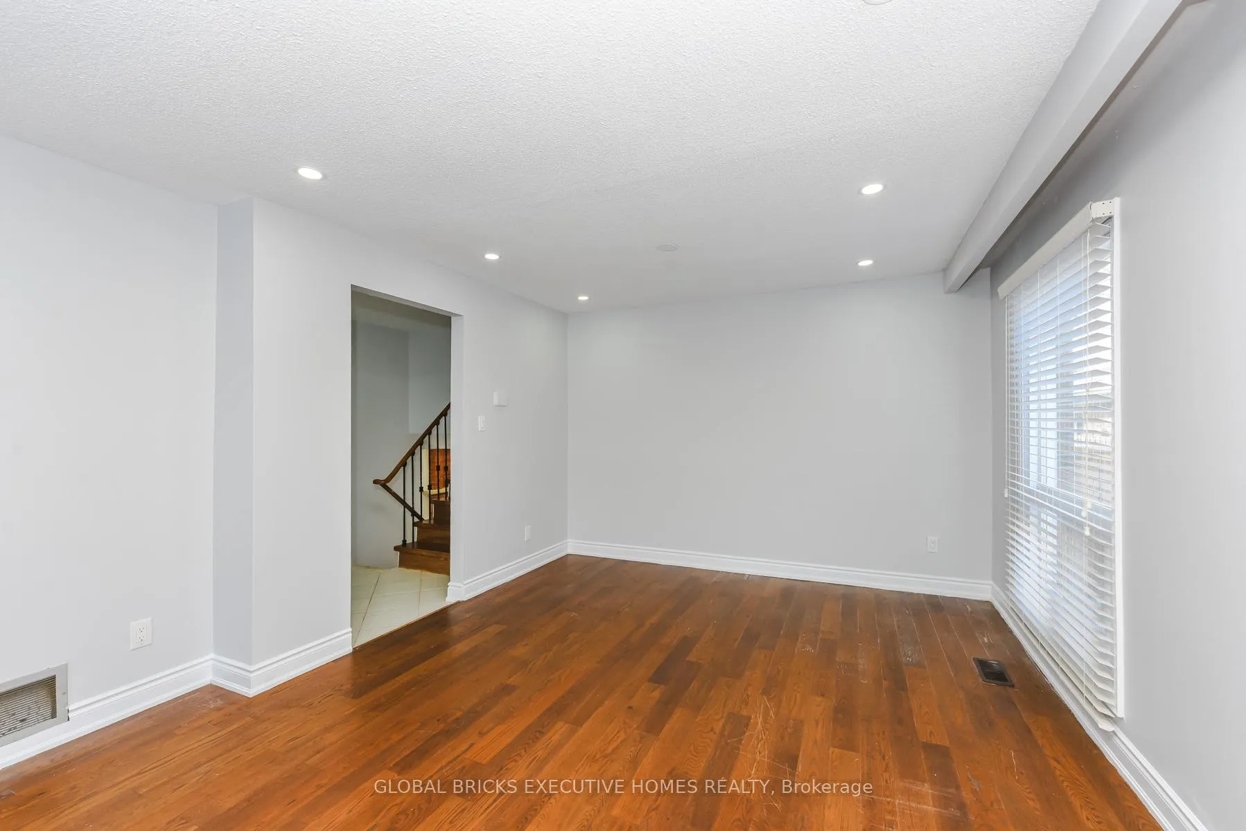 Photo 9 of 77 Blackthorn Lane, Brampton, Brampton North — HOMEH