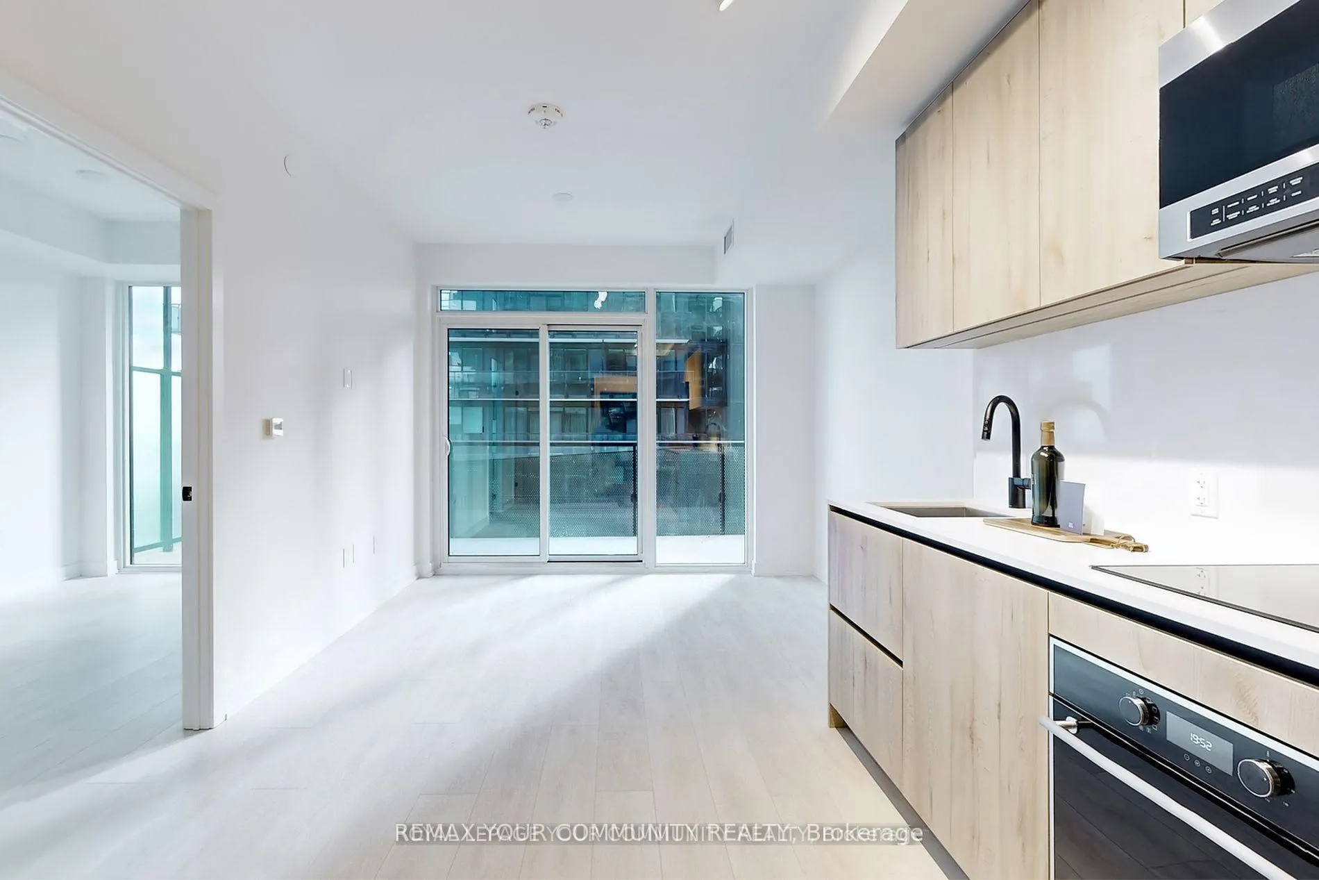 Photo 5 of Unit 1401, 117 Broadway Avenue, Toronto, Mount Pleasant West — HOMEH