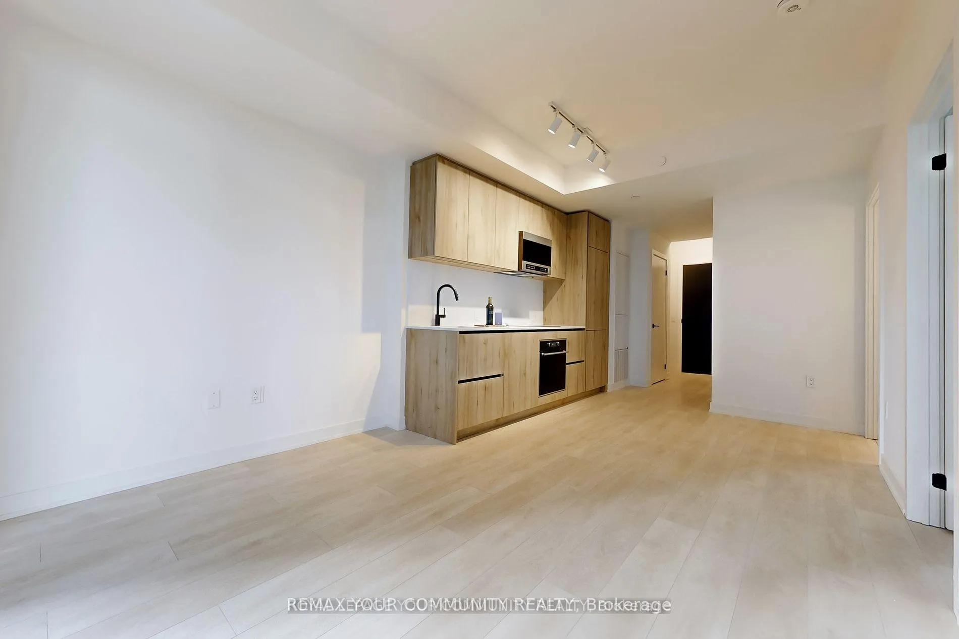 Photo 7 of Unit 1401, 117 Broadway Avenue, Toronto, Mount Pleasant West — HOMEH