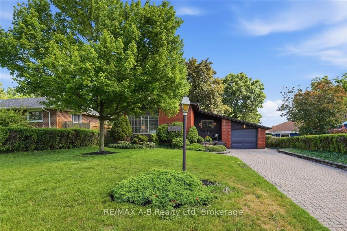 Photo 3 of 204 Base Line Road W, London, South D — HOMEH