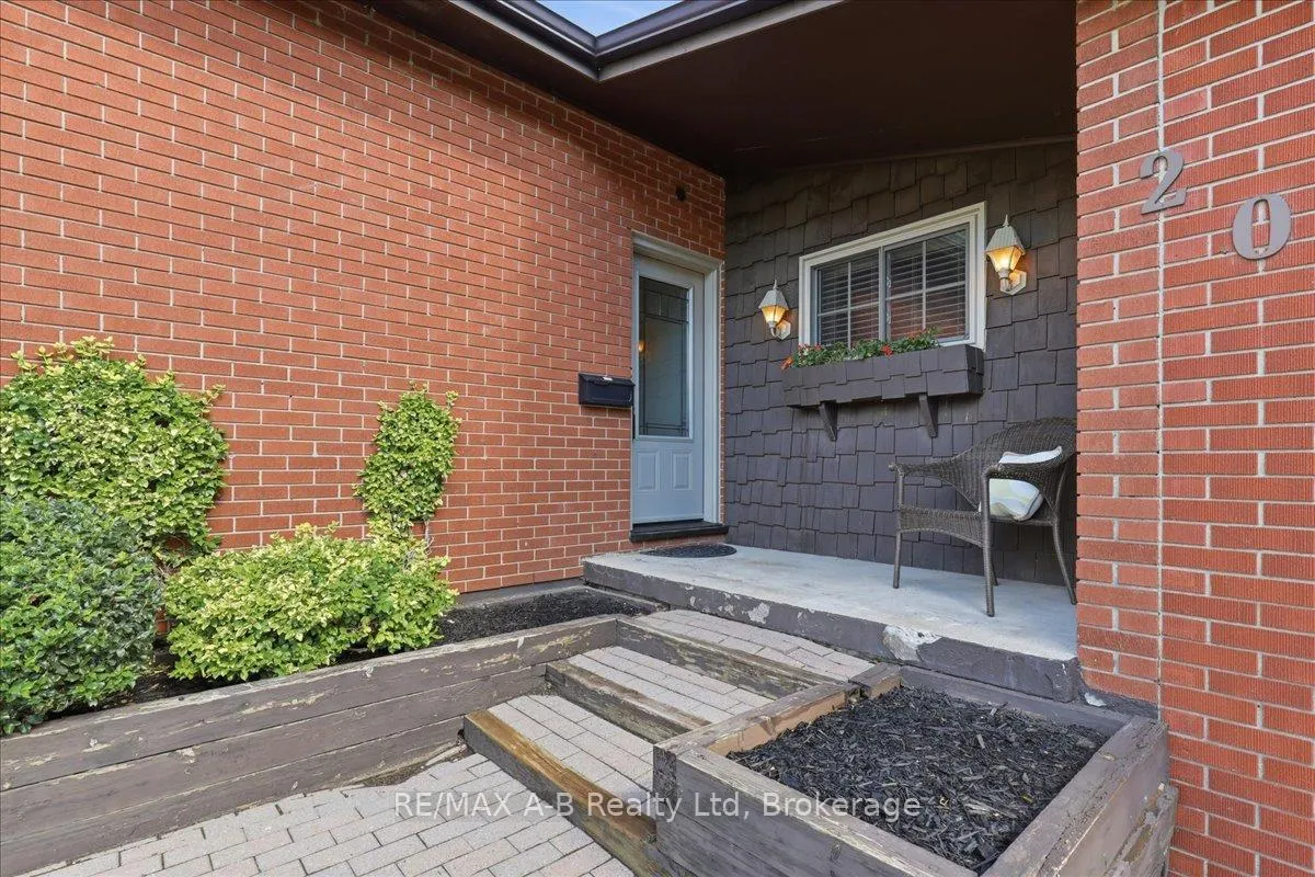 Photo 5 of 204 Base Line Road W, London, South D — HOMEH