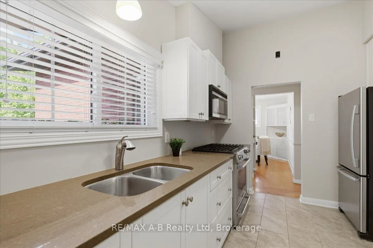 Photo 15 of 204 Base Line Road W, London, South D — HOMEH