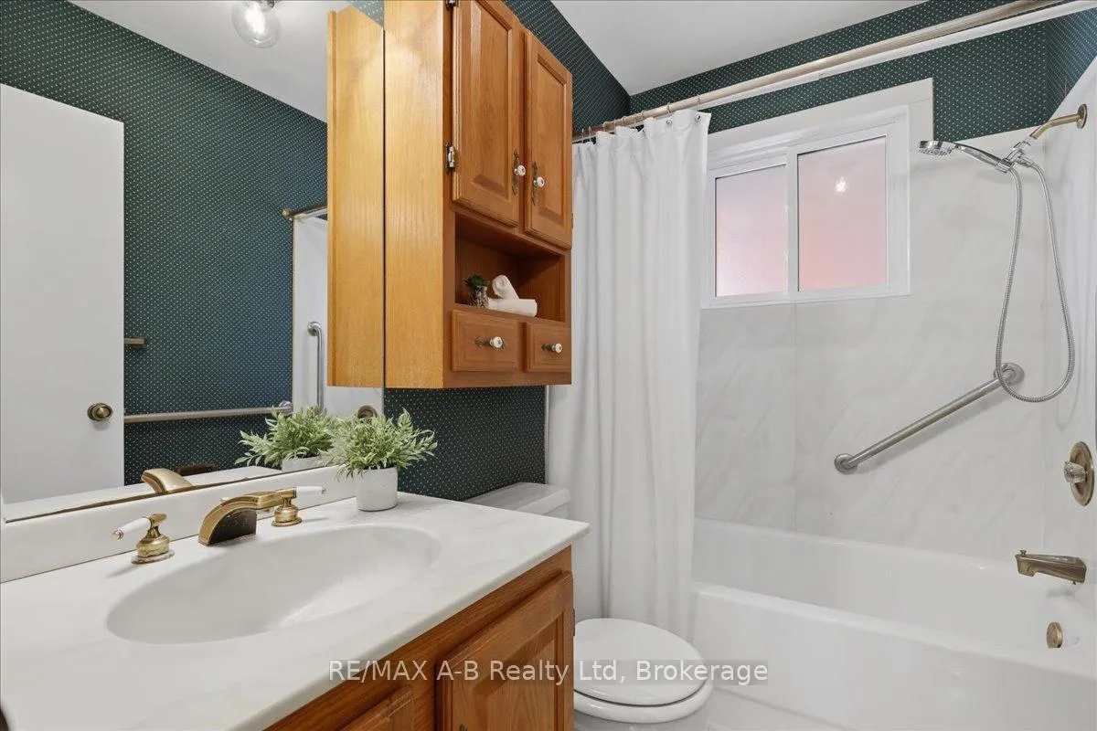 Photo 21 of 204 Base Line Road W, London, South D — HOMEH