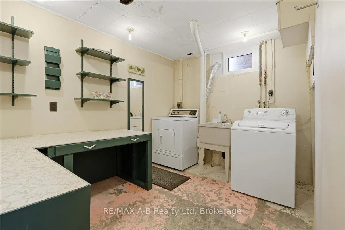 Photo 24 of 204 Base Line Road W, London, South D — HOMEH