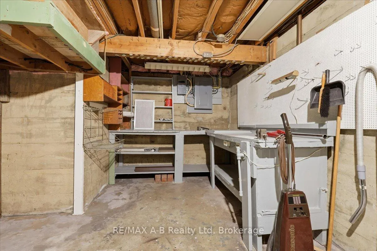 Photo 29 of 204 Base Line Road W, London, South D — HOMEH