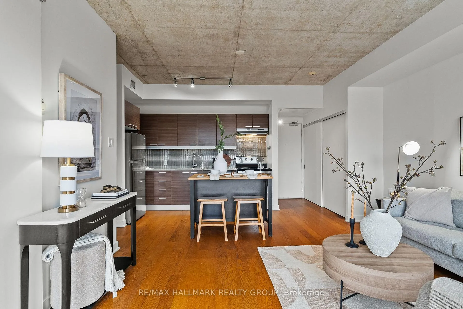 Front of Unit 332, 354 Gladstone Avenue