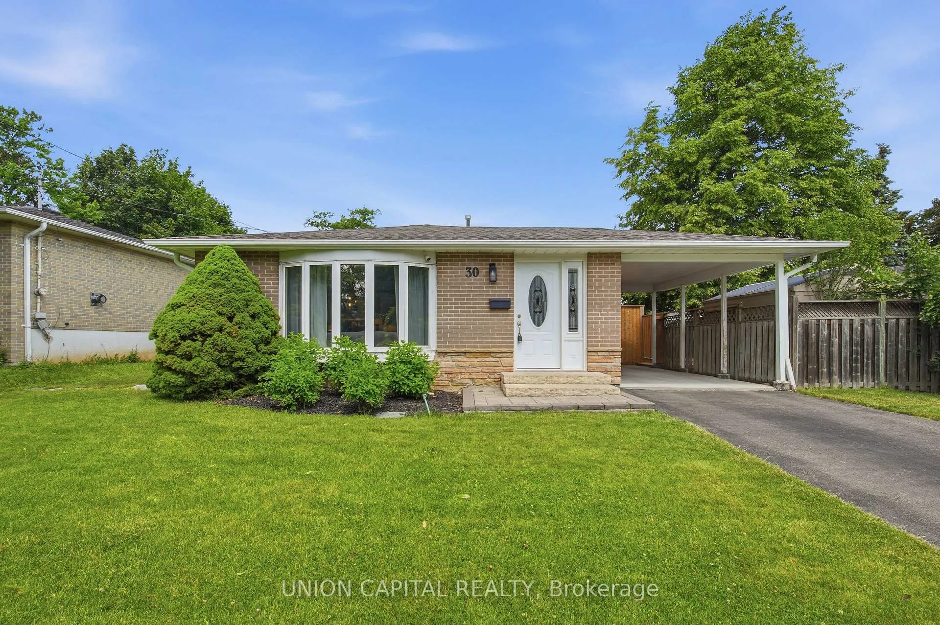 Photo 2 of 30 Irwin Crescent, Halton Hills, Georgetown — HOMEH