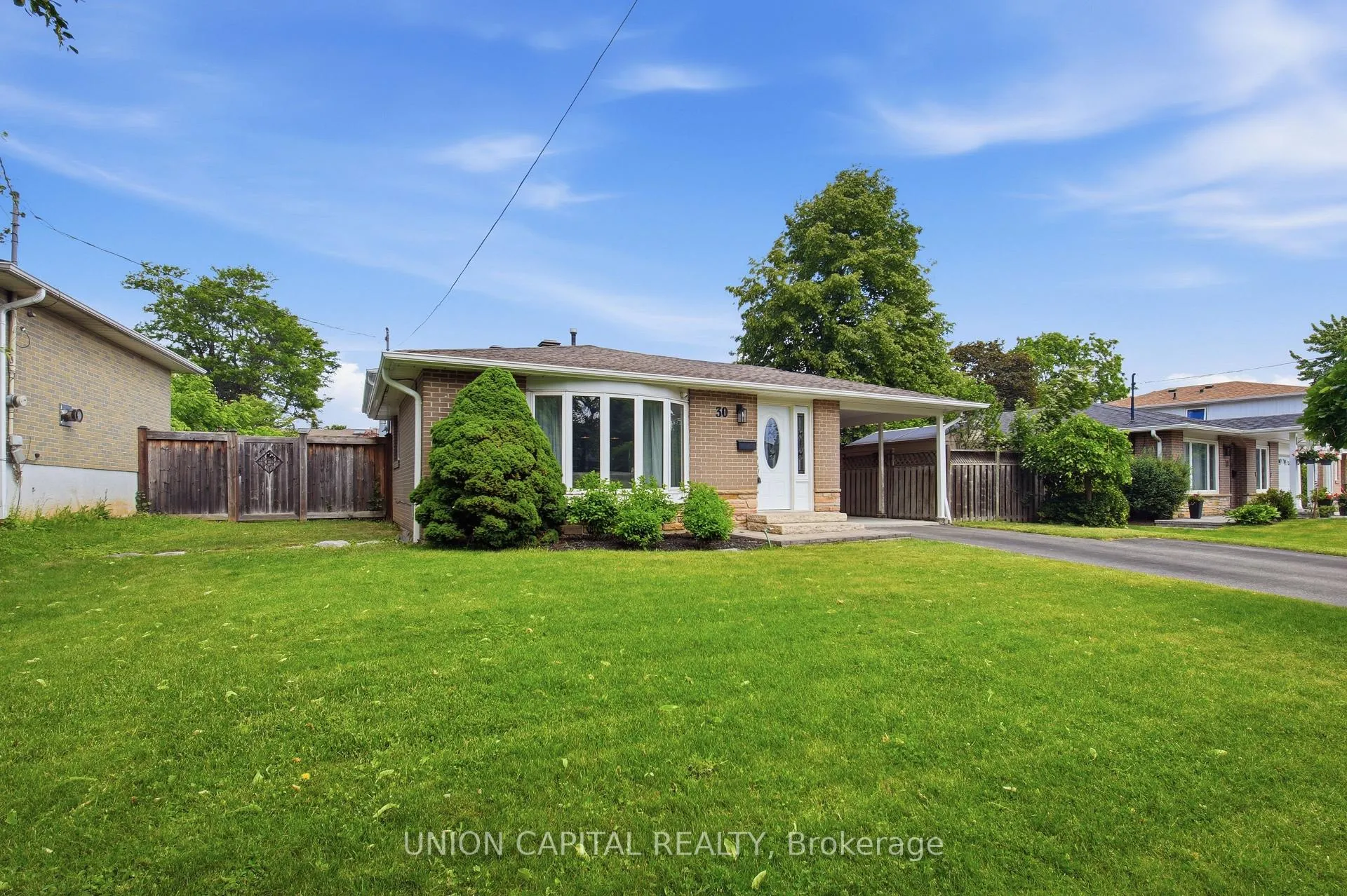 Photo 3 of 30 Irwin Crescent, Halton Hills, Georgetown — HOMEH
