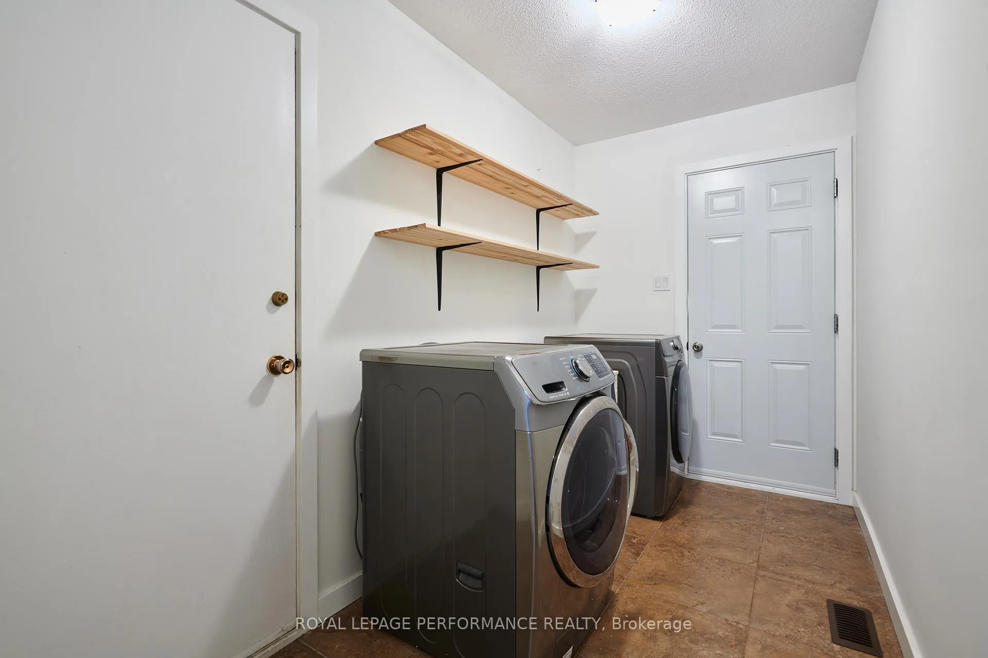 Photo 17 of 69 Hawk Crescent, Ottawa, Hunt Club/Western Community — HOMEH