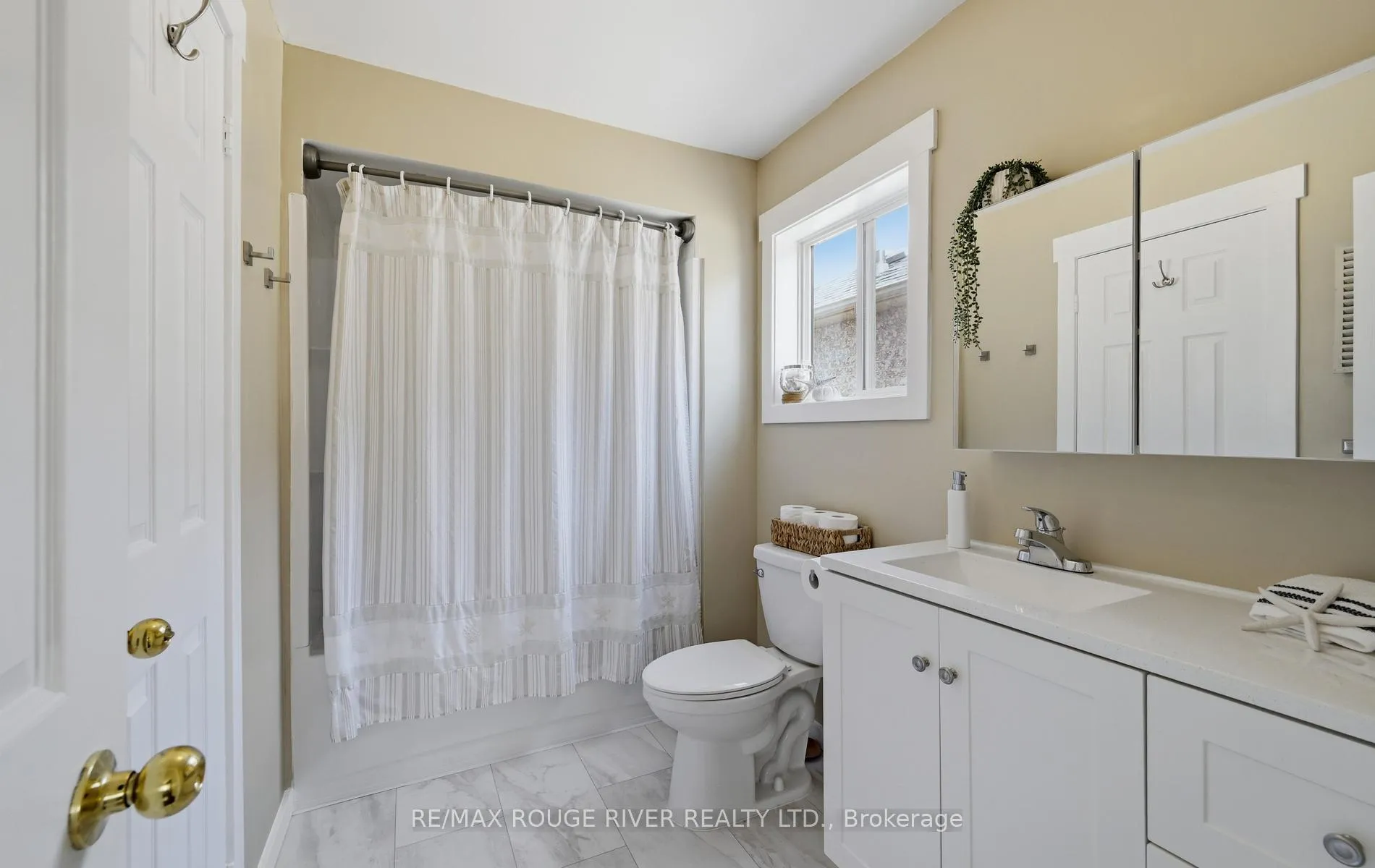 Photo 22 of 452 Nottingham Crescent, Oshawa, Eastdale — HOMEH