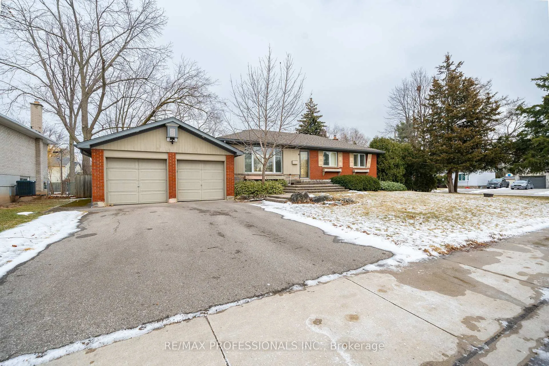 Photo 1 of 635 Peele Boulevard, Burlington, Brant — HOMEH