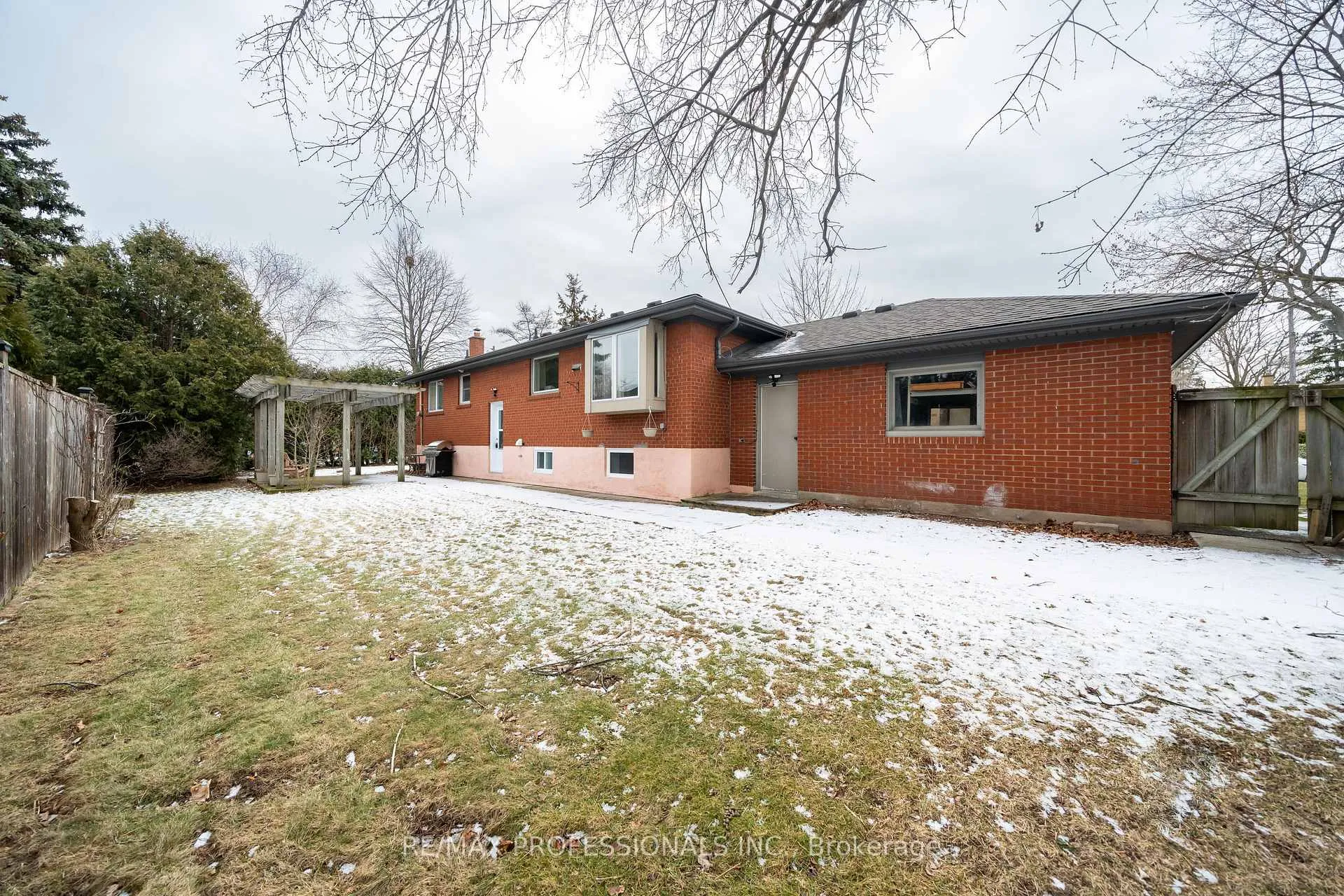 Photo 2 of 635 Peele Boulevard, Burlington, Brant — HOMEH